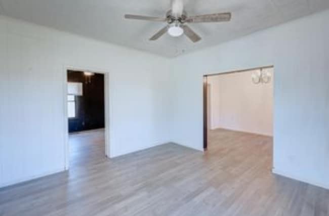 Building Photo - 410 E Taylor Ave