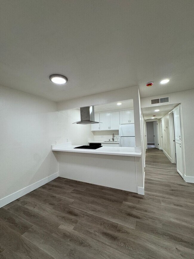 Building Photo - Downstairs 2 bed, 1 bath newly remolded unit rent ready!!