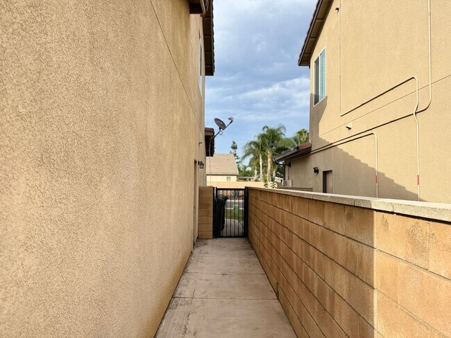 Building Photo - Spacious 6-Bedroom Estate in the Heart of Eastvale