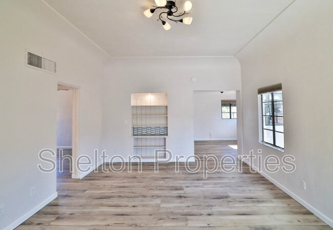Building Photo - 1802 N Laurel Ave