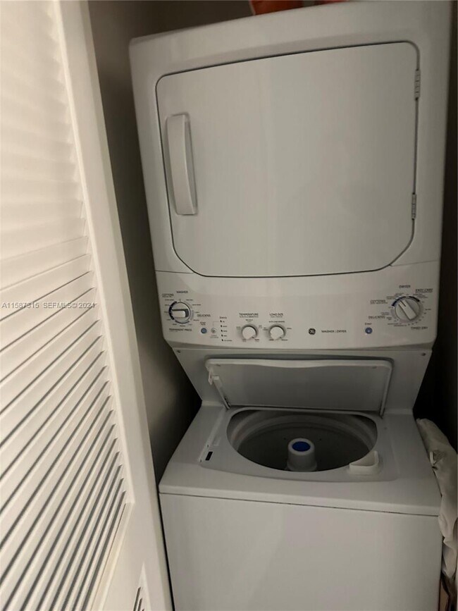 Building Photo - 1100S S Miami Ave