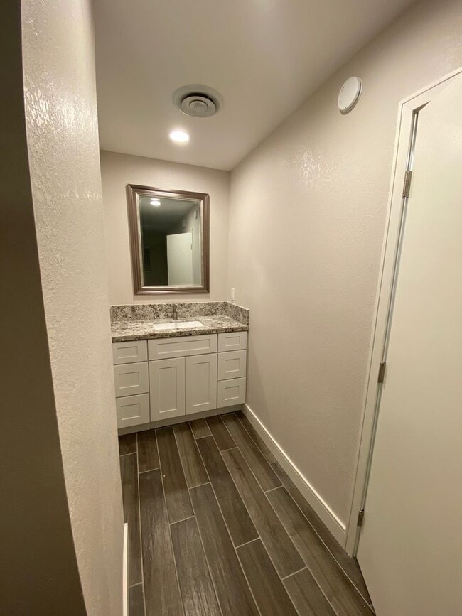Building Photo - Updated 4 bed, 2 bath home with Dual Cooli...