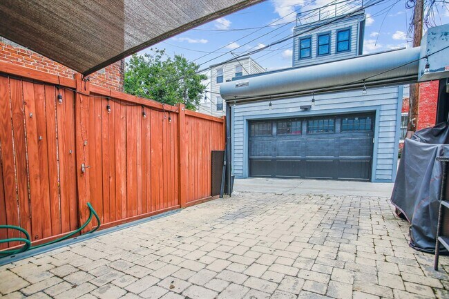 Building Photo - 2 BED PLUS DEN!!! * Fully Furnished and Fa...