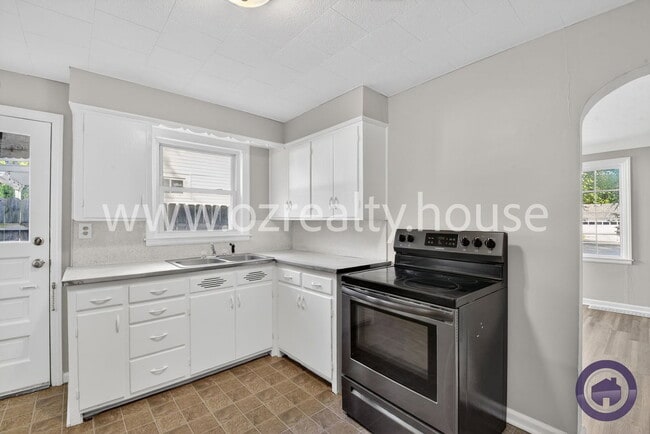 Building Photo - 123 S Masters Ct