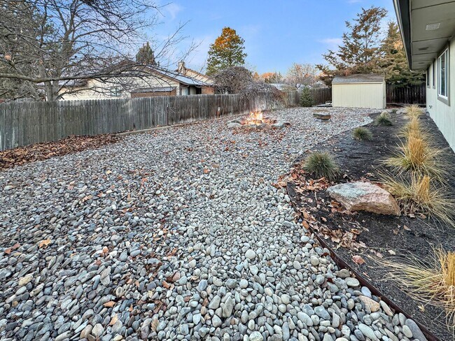 Building Photo - Pet-Friendly Newly Remodeled 3-Bedroom Home in South West Boise with Granite Counters, Gas Firepl...