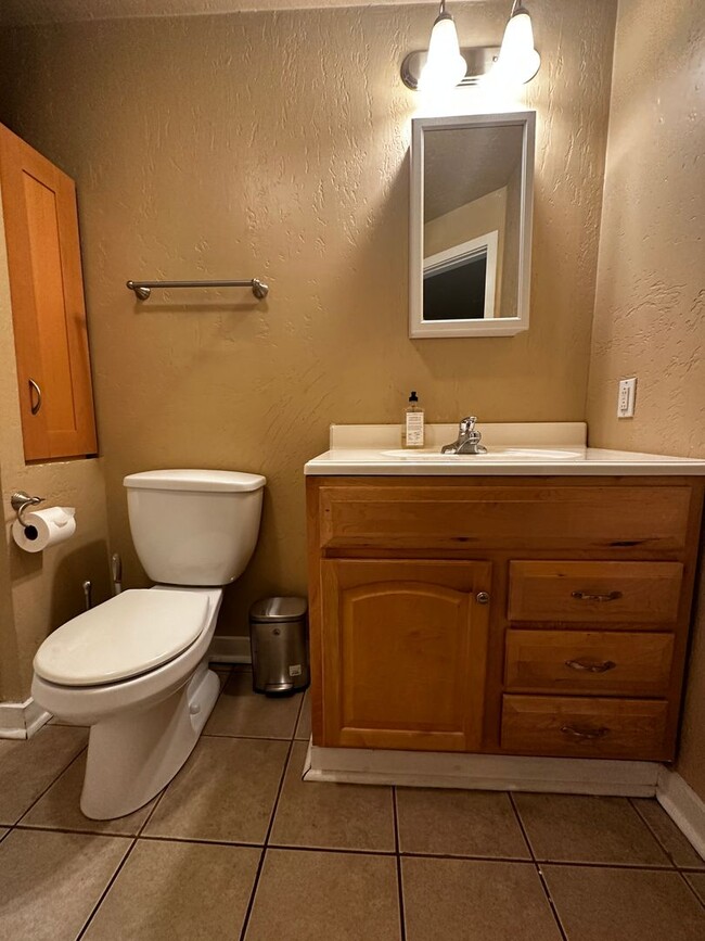 Building Photo - 2 Bed 1 Bath Townhouse for Rent in Lawrenc...