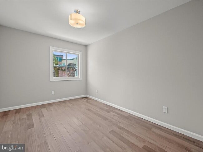 Building Photo - 1015 S Kenwood Ave