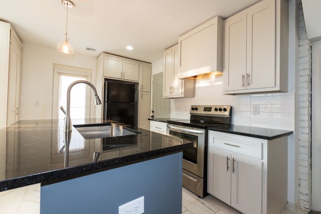 Building Photo - N Rosedale Ave Duplex