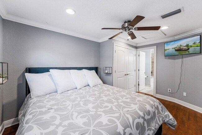 Building Photo - Hourglass District ~ Gorgeous 3/2.5 home w...