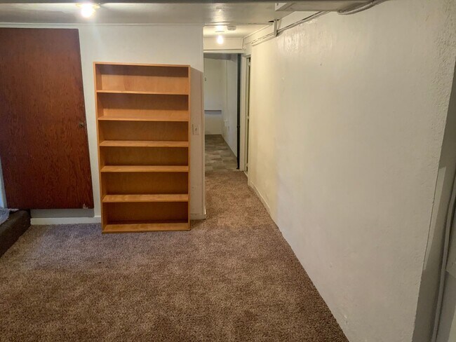 Building Photo - Great 1 Bedroom Apartment Near Downtown