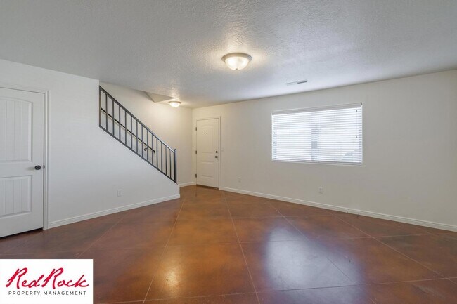 Building Photo - DOG-FRIENDLY 3 Bedroom Townhome with INTERNET INCLUDED!