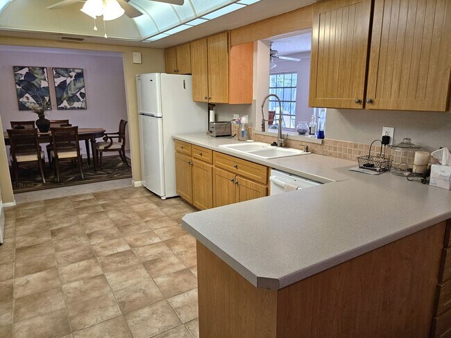 Building Photo - Seasonal Short-Term Single-Family Heated Pool Home located in Venice Gardens!