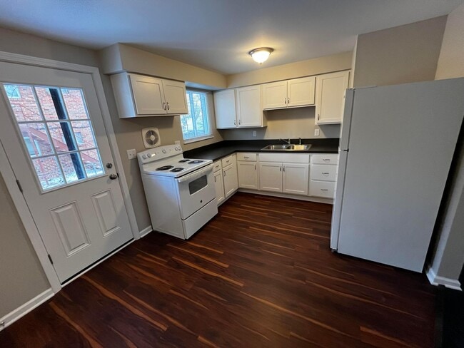 Building Photo - 4669 Hilton Ave