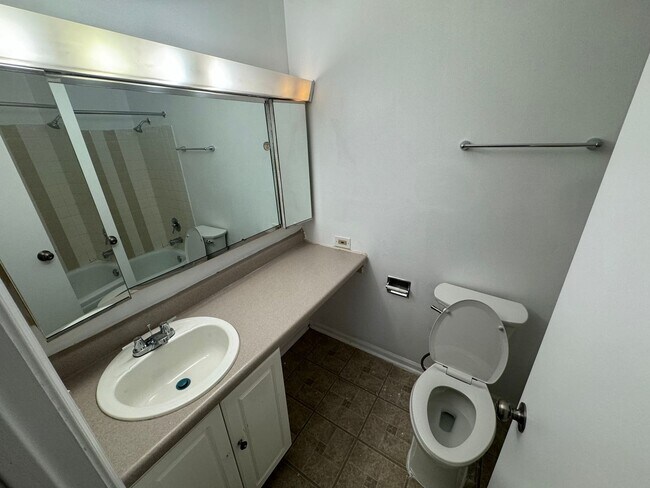 Building Photo - 2 Bedroom Condo in Palatine