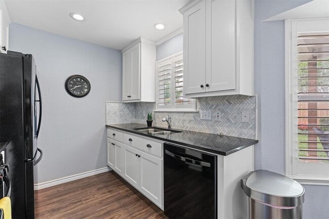 Building Photo - 226 Claris Ln