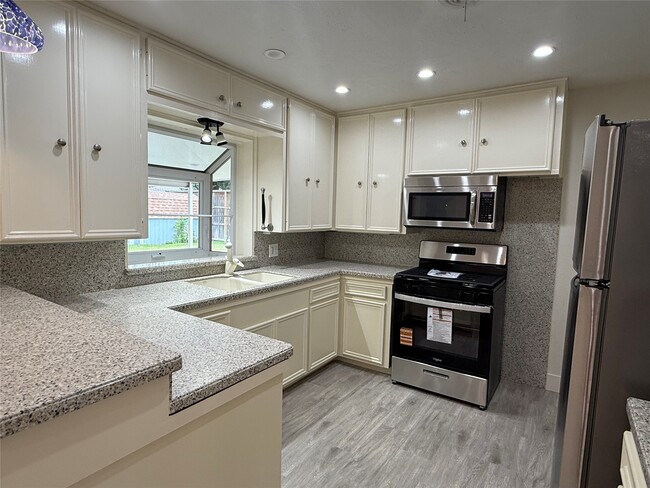 Building Photo - 822 Hidden Valley Dr