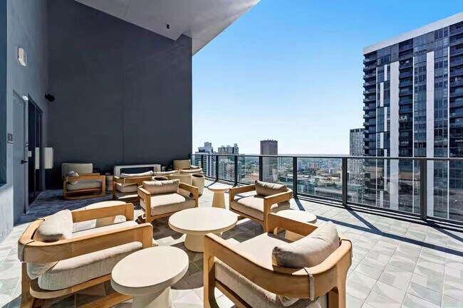 Building Photo - 501 NE 1st Ave