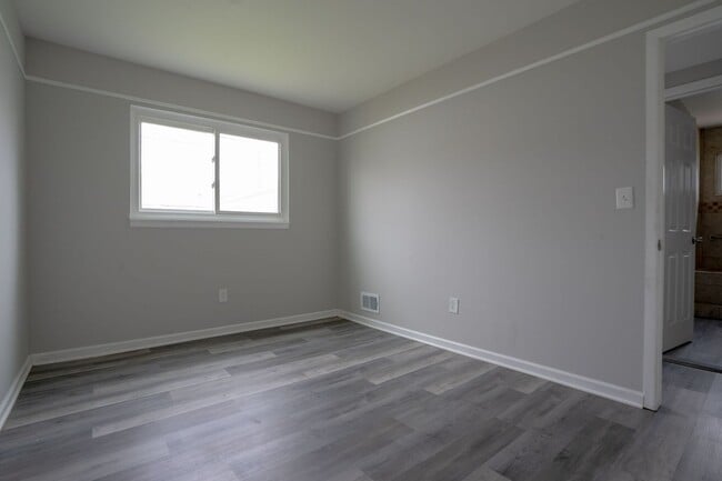 Building Photo - Charming Home