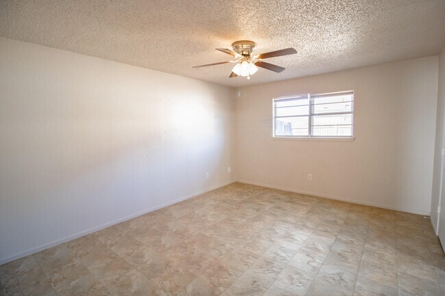 Building Photo - 1212 N Quaker Ave