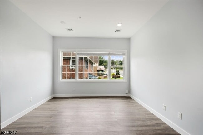 Building Photo - 627 Bloomfield Ave