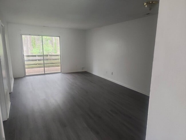 Building Photo - 2 Bedroom 2 Bathroom Duplex