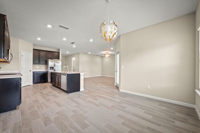 Building Photo - Spacious 4-Bedroom Home with Screened Pati...