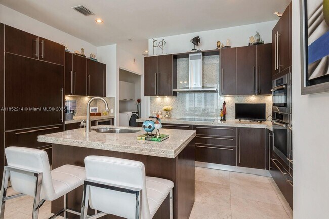 Building Photo - 900 Brickell Key Blvd