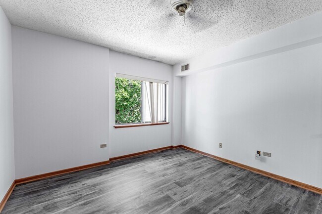 Building Photo - 884 N Prairie Ave