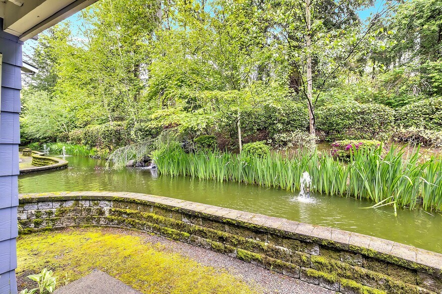 Water feature right off patio - 10026 NE 127th Pl