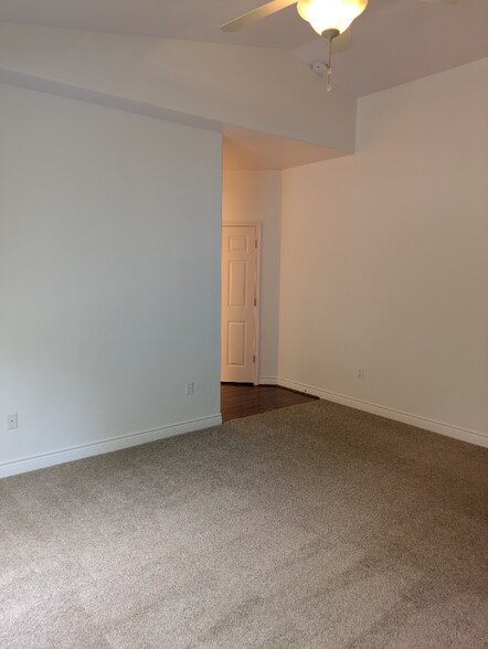 Building Photo - 1591 Roseanna Dr