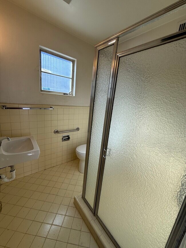 Building Photo - HOUSE FOR RENT