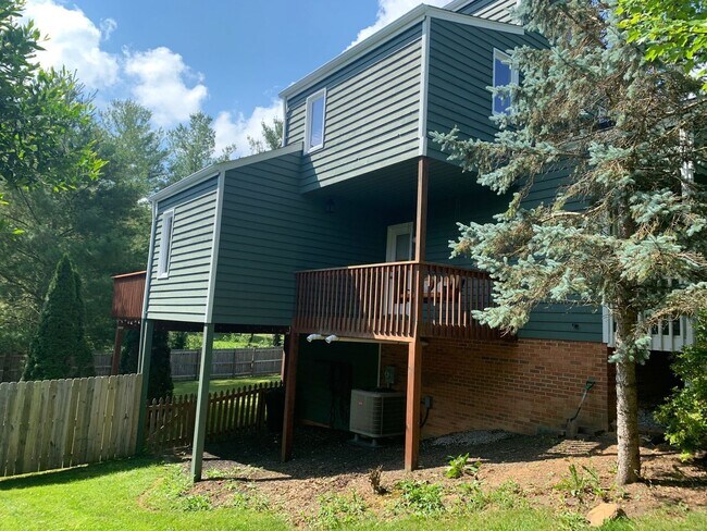 Building Photo - 1100 Cottonwood Dr
