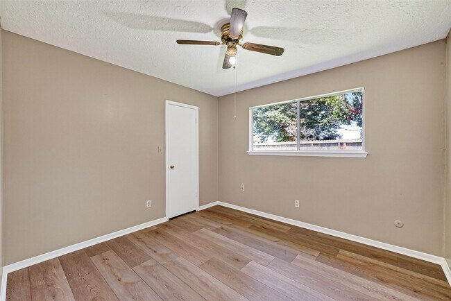 Building Photo - 13847 Cherry Hollow Ln