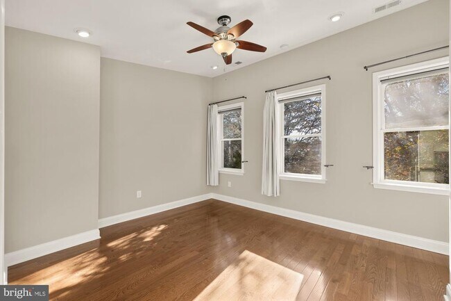 Building Photo - 912 I St NE