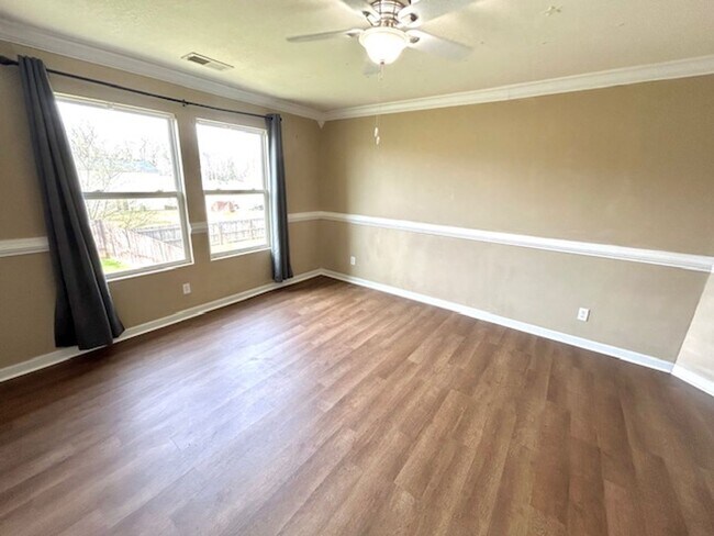 Building Photo - Move In Ready!-Charming 3 -bedroom Home with a move in special-$300 off first month's rent.