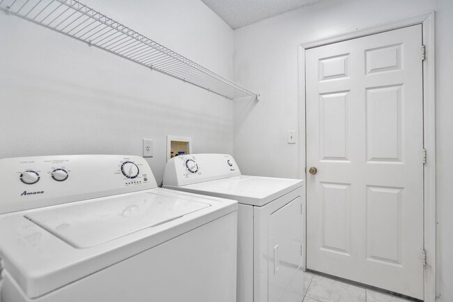Building Photo - Spacious 3 Bedroom 2 Bath Condo in Gated Community of La Vita