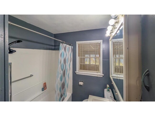 Building Photo - 301 Giles Pl