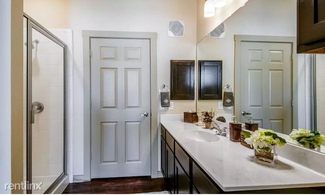 Building Photo - 2 br, 2 bath Flat - 3880 Hulen St