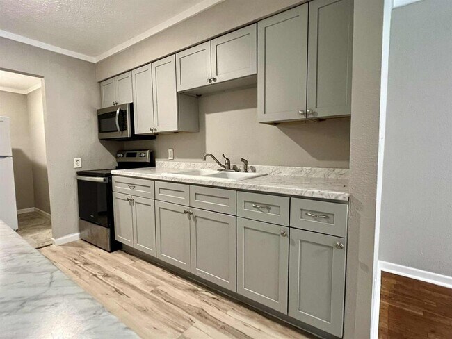 Building Photo - 9529 Chesterfield Dr