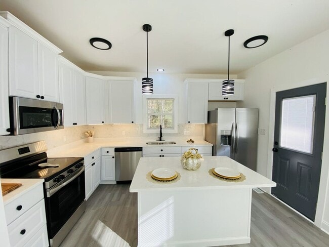 Building Photo - 326 2nd Ave