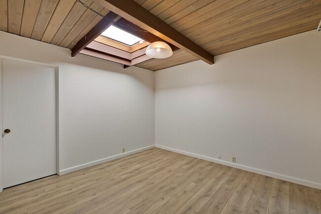 Building Photo - Classic 4+ Bed, 2 Bath Atrium Eichler in P...
