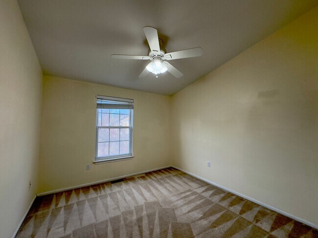 Building Photo - Spacious 4Bed/3.5Bath in Woodlawn