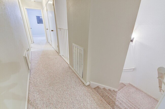 Building Photo - Charming 3-Bedroom Townhome in Prime Memor...
