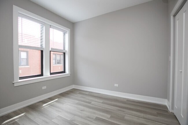 Building Photo - 3948.5 N Janssen Ave