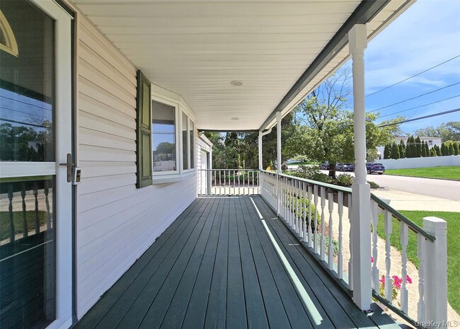 Building Photo - 73 Peconic St