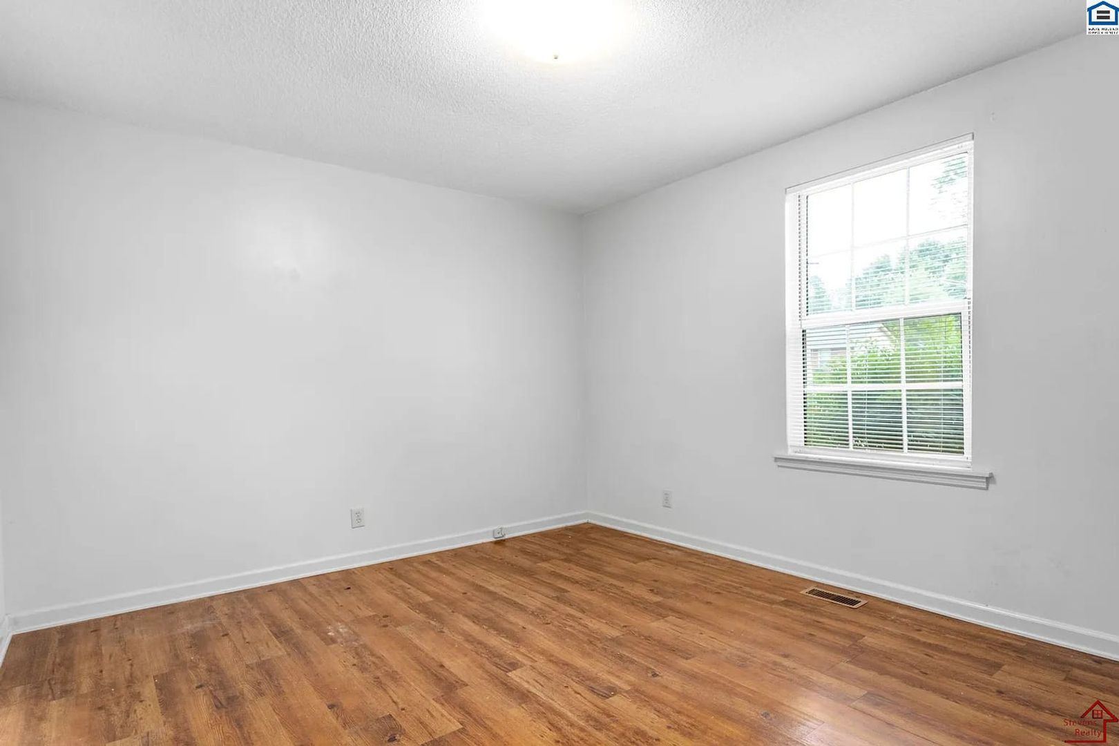 Building Photo - 1907 Roan Dr