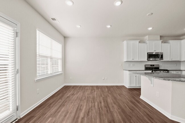 Building Photo - Stunning home in desirable Chateau community