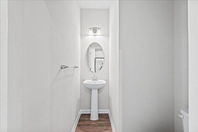 Building Photo - Elegant Townhome Close to I-95 and Downtow...