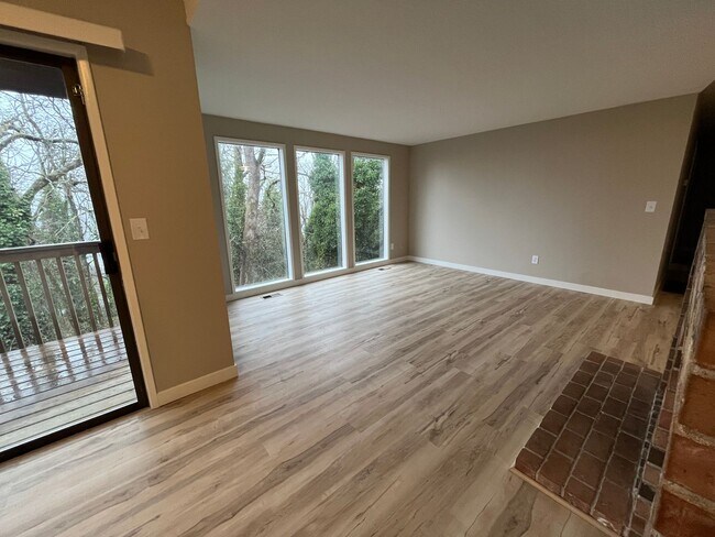 Building Photo - Spacious lower unit in refurbished duplex