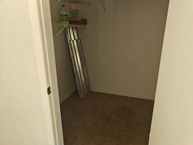 Building Photo - 846 Dow Ln